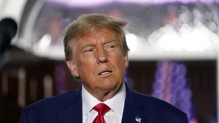 Donald Trump, ehemaliger Präsident der USA, spricht im Trump National Golf Club Bedminster zu seinen Anhängern. 