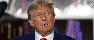 Donald Trump, ehemaliger Präsident der USA, spricht im Trump National Golf Club Bedminster zu seinen Anhängern. 