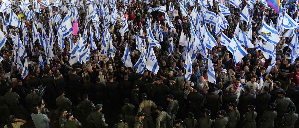 Israelische Grenzpolizisten sind bei einer Demonstration am Ben-Gurion-Flughafen in der Nähe von Tel Aviv gegen die Pläne der Regierung von Ministerpräsident Netanjahu, das Justizsystem zu reformieren, im Einsatz. 