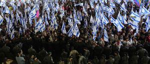 Israelische Grenzpolizisten sind bei einer Demonstration am Ben-Gurion-Flughafen in der Nähe von Tel Aviv gegen die Pläne der Regierung von Ministerpräsident Netanjahu, das Justizsystem zu reformieren, im Einsatz.