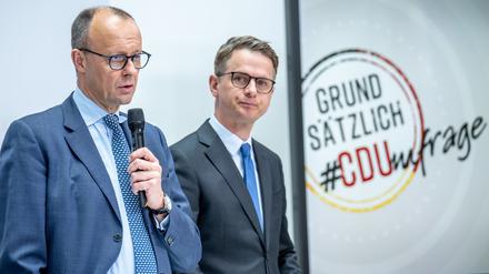 ARCHIV - 17.04.2023, Berlin: Friedrich Merz, CDU-Bundesvorsitzender und Fraktionsvorsitzender der CDU/CSU-Fraktion, stellt neben Carsten Linnemann, stellvertretender Bundesvorsitzender, die Mitgliederumfrage zum Grundsatzprogramm der CDU vor. CDU-Chef Merz wechselt nach gut eineinhalb Jahren seinen Generalsekretär Czaja aus. Beide hätten sich «heute einvernehmlich darauf verständigt, ihre Zusammenarbeit an der Parteispitze zu beenden», teilte die CDU am Dienstag in Berlin mit. Nachfolger soll demnach der Bundestagsabgeordnete und Chef der Grundsatzkommission der CDU, Carsten Linnemann, werden. Foto: Michael Kappeler/dpa +++ dpa-Bildfunk +++