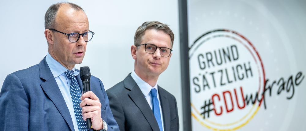 ARCHIV - 17.04.2023, Berlin: Friedrich Merz, CDU-Bundesvorsitzender und Fraktionsvorsitzender der CDU/CSU-Fraktion, stellt neben Carsten Linnemann, stellvertretender Bundesvorsitzender, die Mitgliederumfrage zum Grundsatzprogramm der CDU vor. CDU-Chef Merz wechselt nach gut eineinhalb Jahren seinen Generalsekretär Czaja aus. Beide hätten sich «heute einvernehmlich darauf verständigt, ihre Zusammenarbeit an der Parteispitze zu beenden», teilte die CDU am Dienstag in Berlin mit. Nachfolger soll demnach der Bundestagsabgeordnete und Chef der Grundsatzkommission der CDU, Carsten Linnemann, werden. Foto: Michael Kappeler/dpa +++ dpa-Bildfunk +++