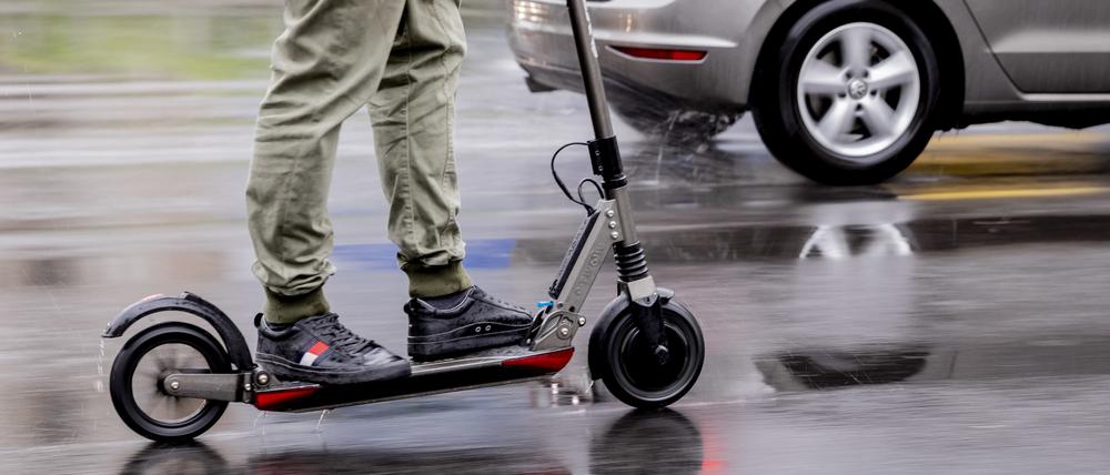 Aus Frust soll ein Autofahrer einen E-Scooter angefahren haben.