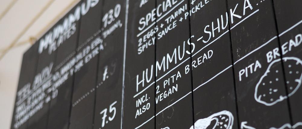 Eine Tafel listet die Speisen im Angebot in englischer Sprache auf, aufgenommen am 2017 in Berlin.