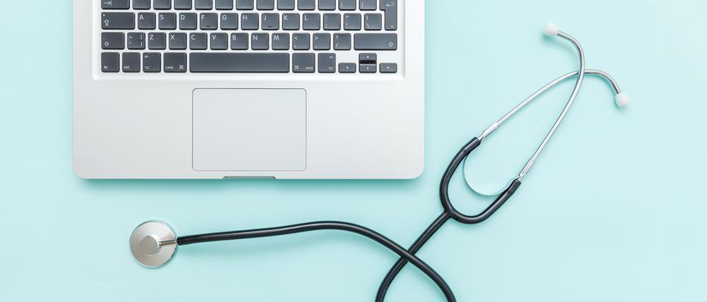 Stethoscope keyboard laptop computer isolated on blue background. Modern medical Information technology and sofware advances concept. Computer and gadget diagnostics and repair. Flat lay top view
elektronische Krankschreibung, Computer, Stethoscope, AU