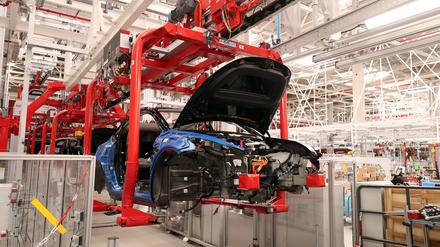 Grünheide (Mark) Gruenheide (Mark), 04.04.2023 / Tesla Gigafactory Berlin-Brandenburg, Großfabrik (Grossfabrik) des Automobilherstellers Tesla, US-Elektroautobauer Tesla, Foto: Ottmar Winter PNN ACHTUNG: Foto ist ausschließlich für redaktionelle Berichterstattung der PNN und des TGSP! Eine kommerzielle Nutzung, z.B. Werbung, ist ausgeschlossen. Die Weitergabe an nicht autorisierte Dritte, insbesondere eine weitergehende Vermarktung über Bilddatenbanken, ist unzulässig.