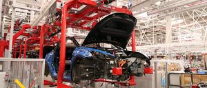 Grünheide (Mark) Gruenheide (Mark), 04.04.2023 / Tesla Gigafactory Berlin-Brandenburg, Großfabrik (Grossfabrik) des Automobilherstellers Tesla, US-Elektroautobauer Tesla, Foto: Ottmar Winter PNN ACHTUNG: Foto ist ausschließlich für redaktionelle Berichterstattung der PNN und des TGSP! Eine kommerzielle Nutzung, z.B. Werbung, ist ausgeschlossen. Die Weitergabe an nicht autorisierte Dritte, insbesondere eine weitergehende Vermarktung über Bilddatenbanken, ist unzulässig.