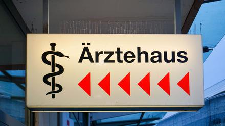 Leuchtreklame eines Ärztehauses in der Kasseler Innenstadt.