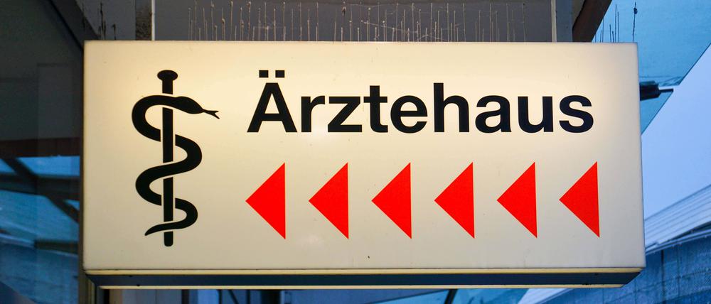 Leuchtreklame eines Ärztehauses in der Kasseler Innenstadt.