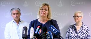  Nancy Faeser (SPD, M), Bundesministerin für Inneres und Heimat, spricht zu Reportern bei einem Besuch der Gewaltschutzambulanz der Charité. 