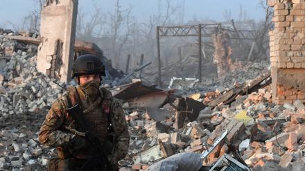 Ehemalige russische Häftlinge, die von der Wagner-Gruppe für die Kämpfe in der Ukraine rekrutiert wurden, begehen nach ihrer Rückkehr offenbar teilweise schwere Straftaten. 