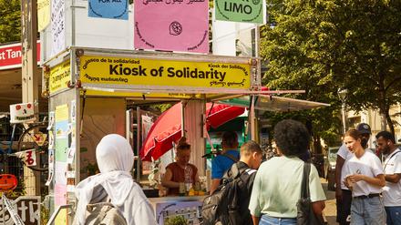 Kiosk der Solidarität, konzipiert vom BUA-Forschungsprojekt "Transforming Solidarities" und kuratiert vom Architekten Moritz Ahlert, im Sommer 2023 Berlin. C: Monika Keiler