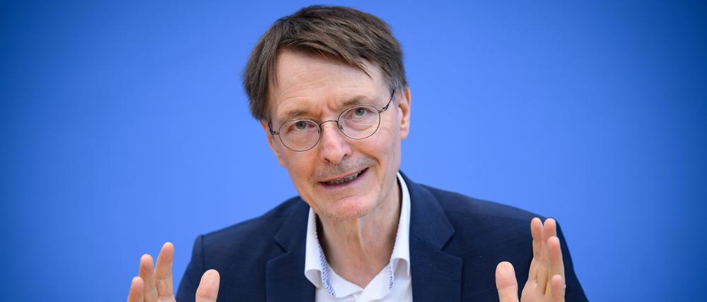 Karl Lauterbach (SPD), Bundesminister für Gesundheit, informiert in der Bundespressekonferenz über Long-Covid-Initiativen.