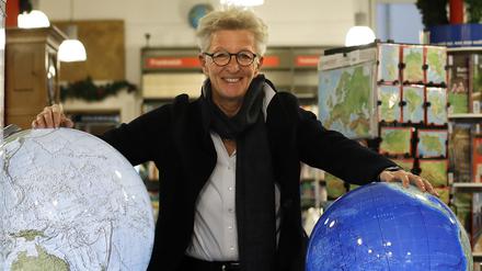 Regine Kiepert in ihrem Laden, der Schropp Reisebuchhandlung.