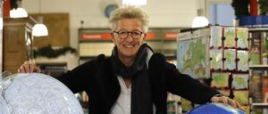 Regine Kiepert in ihrem Laden, der Schropp Reisebuchhandlung.