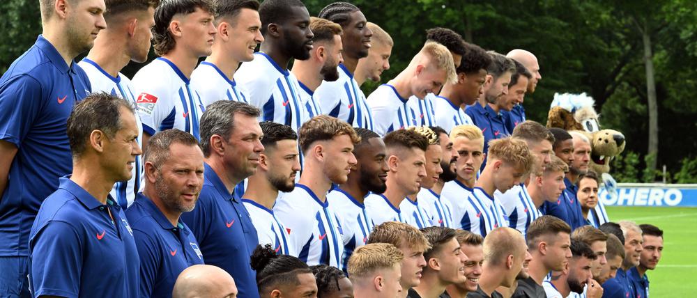 Trügerisches Bild. Auf dem Mannschaftsfoto von Hertha BSC sind viele Streichkandidaten zu sehen.