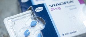 Die Viagra Pille von Pfizer hat inzwischen viele Nachahmer mit dem gleichen Wirkstoff. Die Potenzmittel gibt es in Deutschland weiterhin nur auf Rezept.
