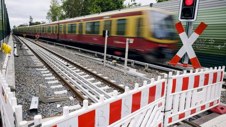 Eine Absperrung einer Baustelle steht auf einem neu gebauten Gleis im Bahnhof Lichtenrade.
