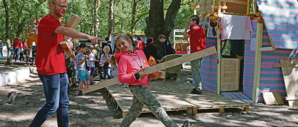 Bei der Stadt der Kinder wird gehämmert, geschraubt und gebohrt.
