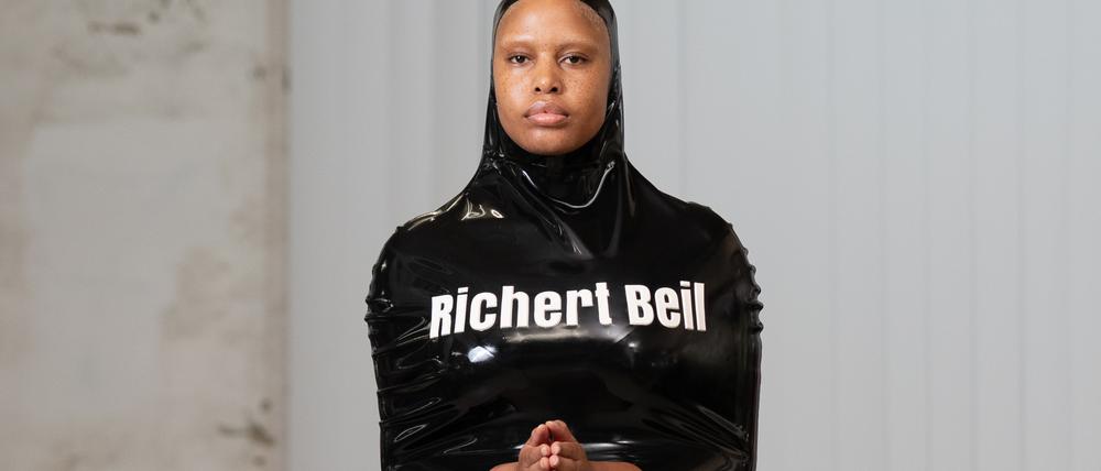 Latex mit Aussage - das Kleid von Richert Beil lässt nur eine Haltung zu - die zum Beten.