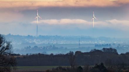 Zwei Windräder in Hessen.