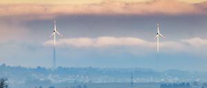 Zwei Windräder in Hessen.