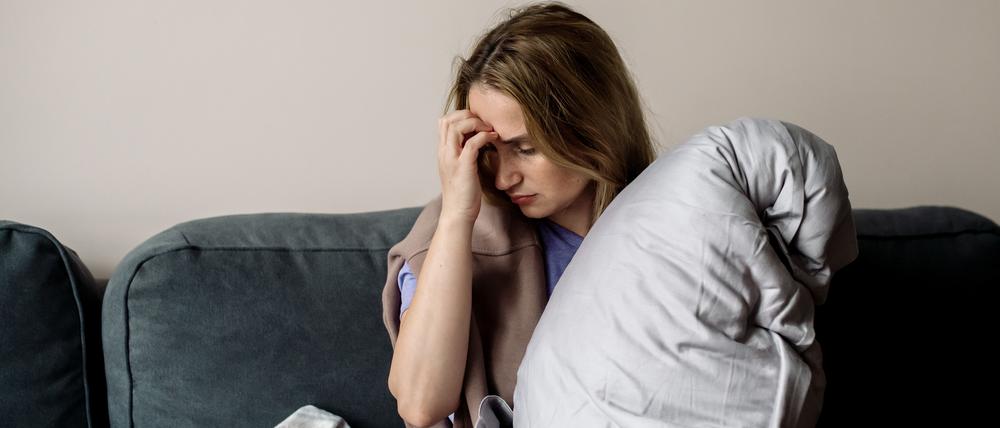 Junge Frau mit Long-Covid-Symptomen.