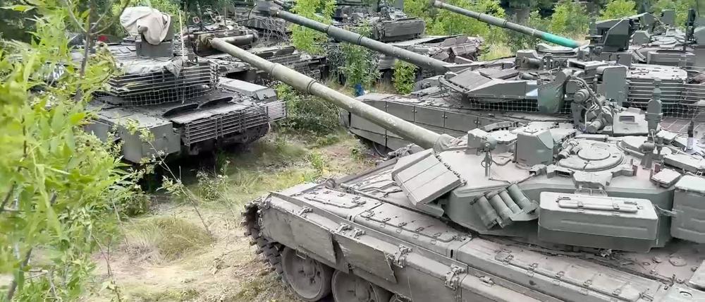 Ein Video zeigt die Panzer, die laut russischem Verteidigungsministerium von der Söldnertruppe Wagner an die regulären russischen Streitkräfte übergeben wurden.