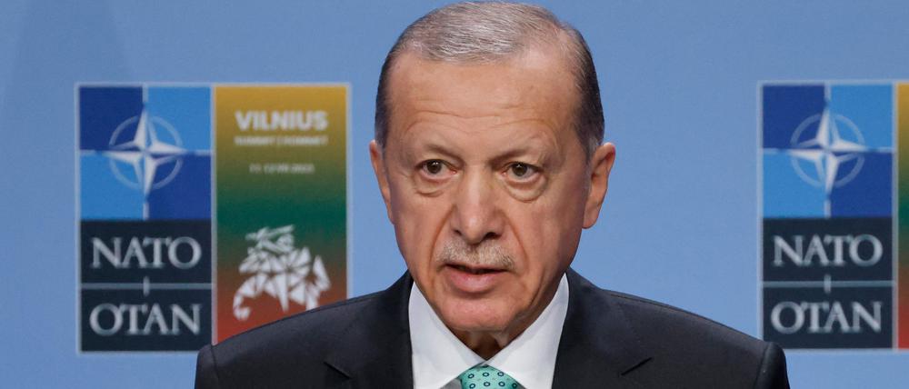 Der türkische Präsident Recep Tayyip Erdogan gibt eine Pressekonferenz während des Nato-Gipfels in Vilnius.