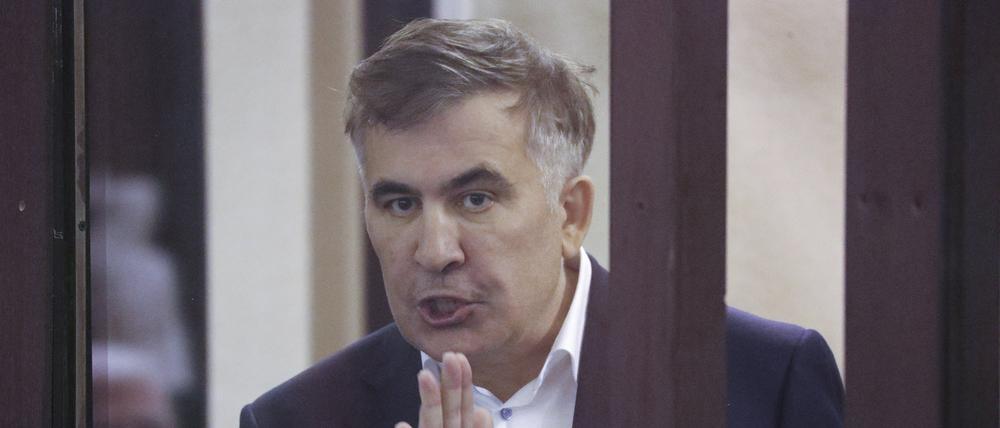 Michail Saakaschwili, früherer Präsident von Georgien, spricht während einer Gerichtsanhörung (Archivbild).