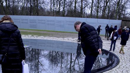 Besucher am Berliner Denkmal für die im Nationalsozialismus ermordeten Sinti und Roma