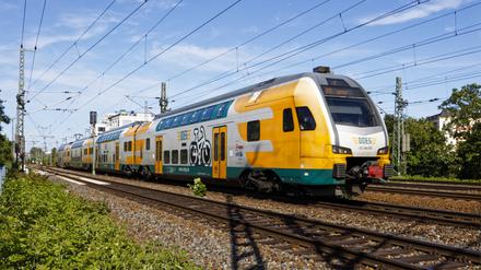 ODEG-Regionalexpress am Westkreuz 2023-06-03 - Deutschland, Berlin - Laubenkolonie der Eisenbahn-Landwirtschaft am S-Bahnhof Westkreuz, dem Kreuzungspunkt zwischen Ring- und Stadtbahn, wo sich auf stillgelegten Gleisen in Jahrzehnten eine artenreiche Grünlandschaft entwickelt hat. Im Bild ein Doppelstock-Elektrotriebzug Baureihe ET 445 der ODEG auf der Stadtbahn am Westkreuz. *** ODEG Regionalexpress at Westkreuz 2023 06 03 Germany, Berlin Foliage colony of the railroad agriculture at the S station Westkreuz, the crossing point between ring and urban railroad, where a species-rich green landscape has developed on disused tracks in decades In the picture a double-deck electric multiple unit class ET 445 of ODEG on the urban railroad at Wes