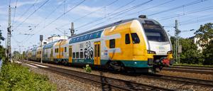 ODEG-Regionalexpress am Westkreuz 2023-06-03 - Deutschland, Berlin - Laubenkolonie der Eisenbahn-Landwirtschaft am S-Bahnhof Westkreuz, dem Kreuzungspunkt zwischen Ring- und Stadtbahn, wo sich auf stillgelegten Gleisen in Jahrzehnten eine artenreiche Grünlandschaft entwickelt hat. Im Bild ein Doppelstock-Elektrotriebzug Baureihe ET 445 der ODEG auf der Stadtbahn am Westkreuz. *** ODEG Regionalexpress at Westkreuz 2023 06 03 Germany, Berlin Foliage colony of the railroad agriculture at the S station Westkreuz, the crossing point between ring and urban railroad, where a species-rich green landscape has developed on disused tracks in decades In the picture a double-deck electric multiple unit class ET 445 of ODEG on the urban railroad at Wes