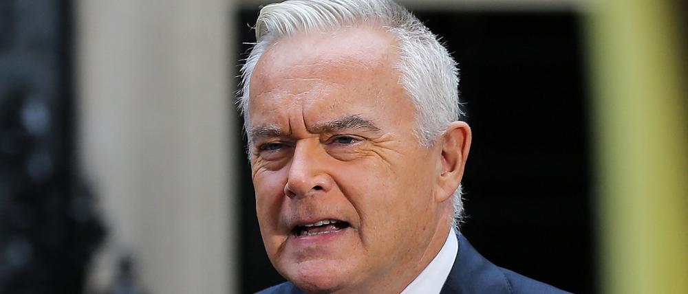 Der in einen Skandal um mutmaßliches sexuelles Fehlverhalten verwickelte BBC-Mitarbeiter ist von dessen Frau als der altgediente Star-Moderator Huw Edwards identifiziert worden.