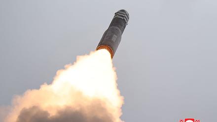 HANDOUT - 12.07.2023, Nordkorea, ---: Diese von der staatlichen nordkoreanischen Nachrichtenagentur KCNA am 13.07.2023 zur Verfügung gestellte Aufnahme soll nach Angaben von KCNA den angeblichen Testabschuss einer Hwasong-18 ICBM (ICBM Hwasongpho-18) an einem nicht genannten Ort am 12.07.2023 zeigen. Unabhängige Journalisten hatten keinen Zugang, um über das Ereignis zu berichten, das auf diesem von der nordkoreanischen Regierung verbreiteten Bild dargestellt ist. Der Inhalt kann nicht unabhängig verifiziert werden. Foto: Uncredited/KCNA/KNS/dpa - ACHTUNG: Nur zur redaktionellen Verwendung und nur mit vollständiger Nennung des vorstehenden Credits +++ dpa-Bildfunk +++