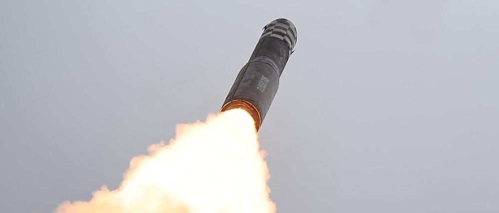 HANDOUT - 12.07.2023, Nordkorea, ---: Diese von der staatlichen nordkoreanischen Nachrichtenagentur KCNA am 13.07.2023 zur Verfügung gestellte Aufnahme soll nach Angaben von KCNA den angeblichen Testabschuss einer Hwasong-18 ICBM (ICBM Hwasongpho-18) an einem nicht genannten Ort am 12.07.2023 zeigen. Unabhängige Journalisten hatten keinen Zugang, um über das Ereignis zu berichten, das auf diesem von der nordkoreanischen Regierung verbreiteten Bild dargestellt ist. Der Inhalt kann nicht unabhängig verifiziert werden. Foto: Uncredited/KCNA/KNS/dpa - ACHTUNG: Nur zur redaktionellen Verwendung und nur mit vollständiger Nennung des vorstehenden Credits +++ dpa-Bildfunk +++