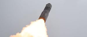 Diese von der staatlichen nordkoreanischen Nachrichtenagentur KCNA zur Verfügung gestellte Aufnahme soll nach Angaben den angeblichen Testabschuss einer Hwasong-18 ICBM zeigen. 