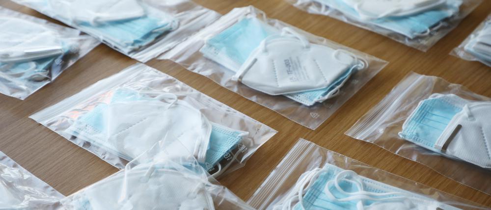 Tüten mit FFP2-Masken und OP-Masken.