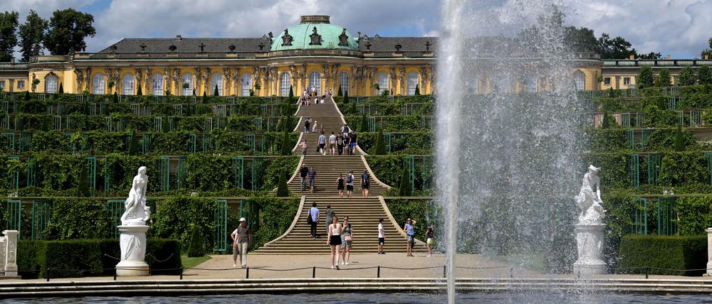 Eine Fontäne sprüht vor dem Schloss Sanssouci.