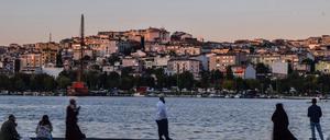 Ein Land in stetiger Grundspannung. Istanbuler Straßenszene am Bosporus.