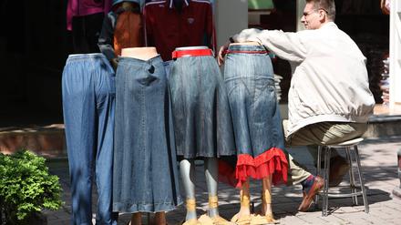 Stärkere Einbrüche gab es nach den aktuellen Umsatzdaten des Statistischen Bundesamtes bei Textilien, Bekleidung und Schuhen mit einem preisbereinigten Rückgang von 11,7 Prozent.