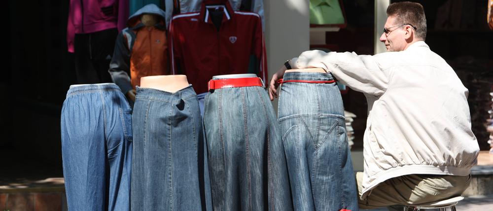 Stärkere Einbrüche gab es nach den aktuellen Umsatzdaten des Statistischen Bundesamtes bei Textilien, Bekleidung und Schuhen mit einem preisbereinigten Rückgang von 11,7 Prozent.
