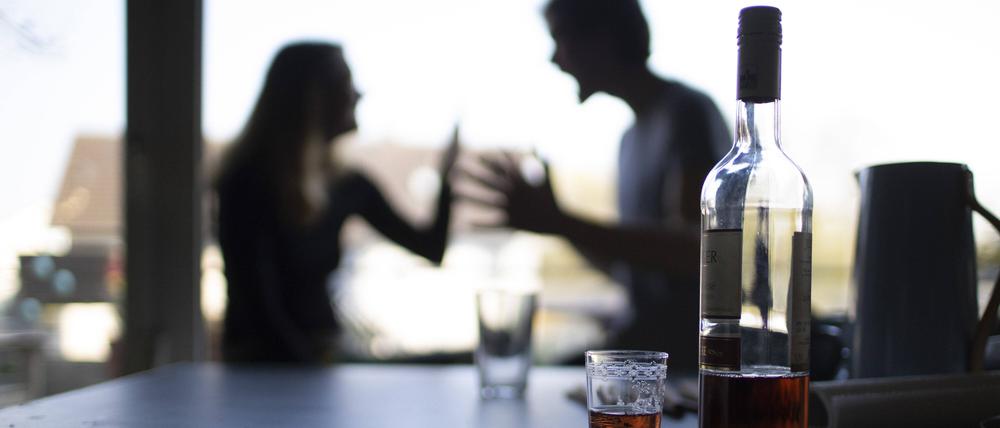 Familienkrankheit Alkohol: Viele Angehörige werden von der Sucht ihrer Verwandten oder Partner mit hinuntergezogen, bis sie sich selbst aufgeben.