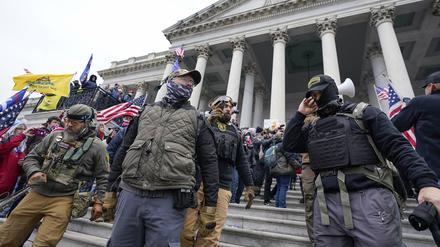 Mitglieder der rechtsextremen Miliz «Oath Keepers» stehen an der Ostfront des US-Kapitols. US-Sicherheitsbehörden haben vor dem gewaltsamen Sturm auf das Kapitol nach Einschätzung eines parlamentarischen Ausschusses Hinweise nicht ausreichend ernst genommen.