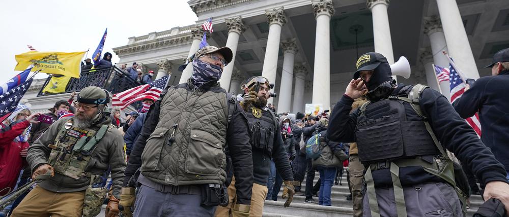 Mitglieder der rechtsextremen Miliz «Oath Keepers» stehen an der Ostfront des US-Kapitols. US-Sicherheitsbehörden haben vor dem gewaltsamen Sturm auf das Kapitol nach Einschätzung eines parlamentarischen Ausschusses Hinweise nicht ausreichend ernst genommen.