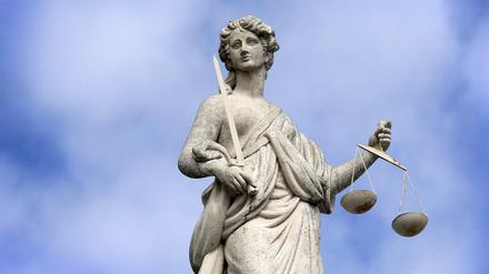 Justizia-Figur auf dem Alten Rathaus in Potsdam.