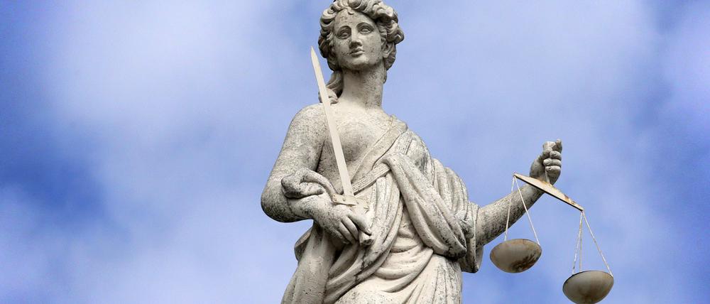 Justizia-Figur auf dem Alten Rathaus in Potsdam.