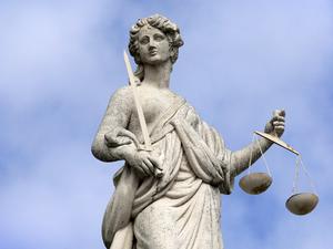 Justizia-Figur auf dem Alten Rathaus in Potsdam.