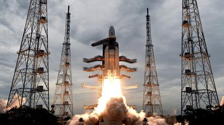 Dieses Foto der Indian Space Research Organization (ISRO) zeigt wie eine Trägerrakete vom Typ GSLV Mark-III mit der unbemannten Sonde «Chandrayaan-2» startet. (Archiv)