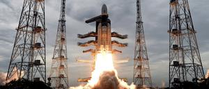Dieses Foto der Indian Space Research Organization (ISRO) zeigt wie eine Trägerrakete vom Typ GSLV Mark-III mit der unbemannten Sonde «Chandrayaan-2» startet. (Archiv)